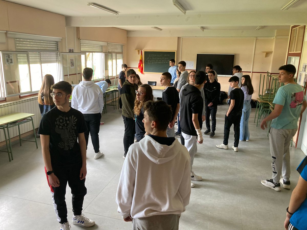 iesrioduero's tweet photo. Los alumnos de #4ESO andan inmersos estos días en el mundo del teatro de la mano del departamento de Lengua. La actividad está dirigida por el actor César Catalina, de @EmboscadasProd , y los resultados, a tenor de las imágenes, son bastante buenos. #teatro @Hoy_Libro https://t.co/0wUrCRNNQ4