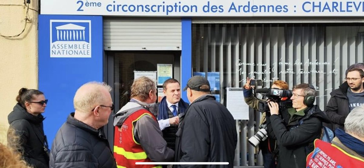 CORDIERPierre08's tweet photo. Échanges directs avec les manifestants hier devant ma permanence #manif23mars Pas de violence, du respect. Cette réforme n’est pas souhaitable pour nos concitoyens. Il faut reprendre le dialogue avec les forces vives du pays, sans mépris!  @DirectAN @Republicains_An https://t.co/56jZbQo2FI