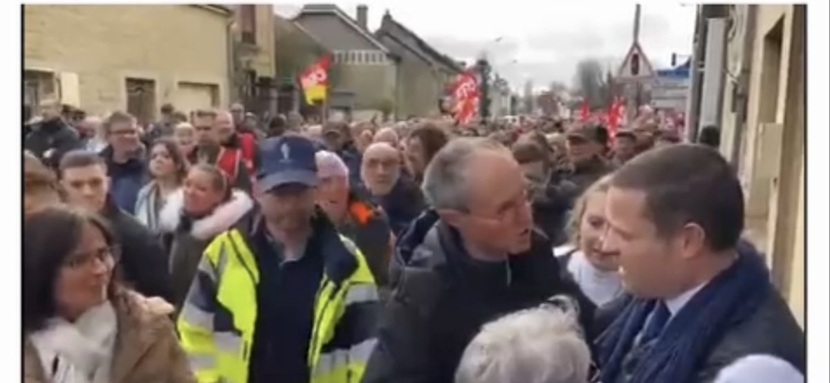 CORDIERPierre08's tweet photo. Échanges directs avec les manifestants hier devant ma permanence #manif23mars Pas de violence, du respect. Cette réforme n’est pas souhaitable pour nos concitoyens. Il faut reprendre le dialogue avec les forces vives du pays, sans mépris!  @DirectAN @Republicains_An https://t.co/56jZbQo2FI