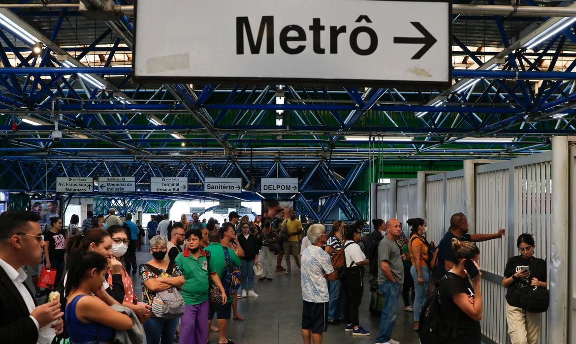 #SP: As estações de metrô de São Paulo amanhecem fechadas pelo segundo dia consecutivo. A greve foi prorrogada após trabalhadores e empresa não entrarem em um consenso sobre o pagamento de um abono salarial. 

📸: Agência Brasil
