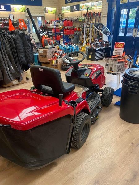 macroomtoolhire's tweet photo. CASTELGARDEN XDC150E Electric Ride-on Mower - €4,500
The XDC150e's battery combines the comfort of a sit-on lawn motor with the power of a petrol lawn tractor. #lawnmower #rideonmower #battery #batterymower #electronics #electricmower https://t.co/OASwDZL4JC
