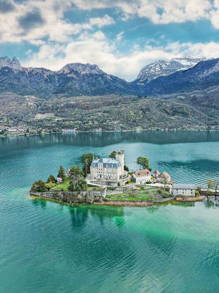 Le château de Duingt au milieu du lac d'Annecy est SUBLIME ❤️😍🏰 … DUINGT / HAUTE-SAVOIE … 📸 <a href="/julien_audigier/">Julien Audigier</a> …. #duingt #annecy #chateau #montagne #montagna #montaña #mountains #山 #berg  #bjerge #vuoret  #hegyek #bergen #amazing #foryou #pourtoi #instagood #hautesavoi74
