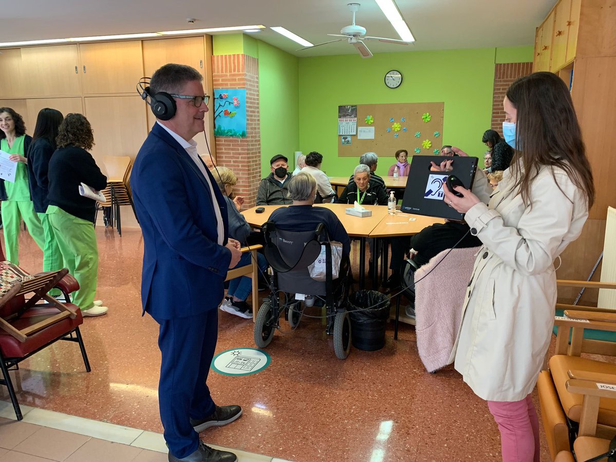 EnRoNu's tweet photo. Proceso formativo para uso de bucles magnéticos y libretas de comunicación con pictogramas en el Centro de Día de la Luz, Avilés. #Apada Asturias colabora con @socialasturias en acciones de mejora de la accesibilidad, dentro del plan financiado con fondos MRR (proyecto SUEVE) https://t.co/2ql5SEb456