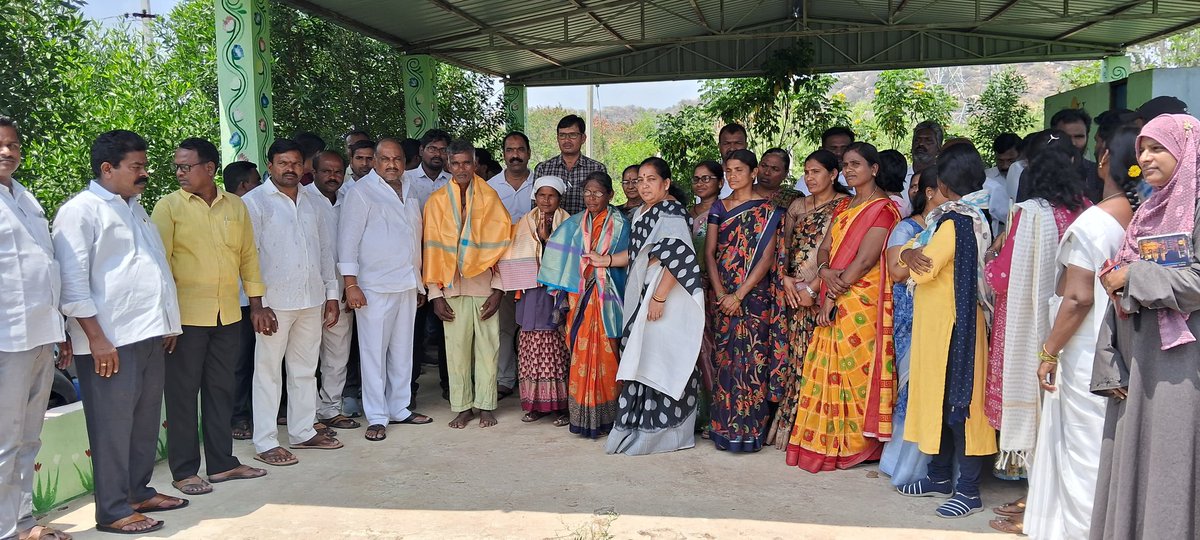 swachhasiddipet's tweet photo. Day2 training program  #SBMGPHASEII Field visitof GP kistapur,Prepared village sanitation plan #VSP and demonstrated #Solidwaste at compostshed &amp;felicitated sanitationworkers. Hon'ble Zilla Parishat Chairman, MPP and Sarpanches took part.@swachhbharat @Collector_SDPT @AcSiddipet https://t.co/3gKgMALNOV