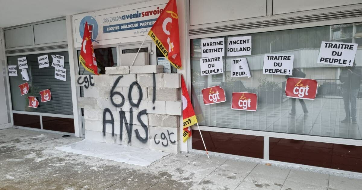 h24news_sn's tweet image. Savoie. Un mur construit devant la permanence du député Vincent Rolland à Albertville
➡️ h24.news/4aa 

via Le Dauphiné Libéré
#EditionTarentaise #Savoie #FilInfo #SocialIssues #Maurienne