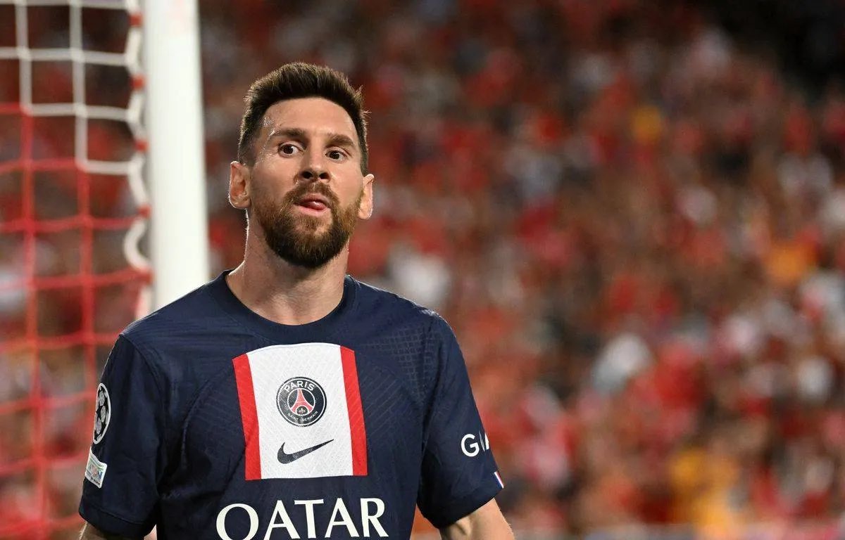 MegaPSG_'s tweet photo. 🚨🚨 Selon @PolloVignolo, journaliste argentin chez ESPN, c’est clair. 
Lionel Messi 🇦🇷 ne va PAS prolonger au Paris Saint-Germain !

Il devrait quitter le club de la capitale cet été. ✈️ https://t.co/qfYBUP23vZ