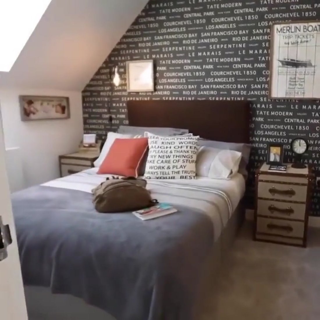 JonesAndTomlin's tweet image. We love seeing our beds out in the real world!

Tag us or use #LoveJandT on Instagram to be featured 💙
⁠
See our full range of Wooden beds bit.ly/wood-bed-frames

Thanks 📸 @erris_homes #NeutralDecor #WoodenBed #BedroomFurniture #BedroomInterior #HomeDecorLove