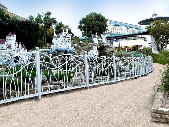AlphaRailLtd's tweet photo. This week is #EnglishTourismWeek , and for those who don't know, we work all over the UK. Since spring is upon us, tourists are visiting more parts of sunny England! Whilst your off on your holidays, keep an eye out for our railings at some very popular tourist spots😎 https://t.co/bFZ1ElFc5o