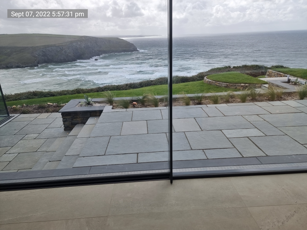 IQGlassUK's tweet photo. The #Southwest of the UK has some magnificent vistas; however, #newbuild & #extensionprojects face the challenge of #highwindloading in exposed areas.
Check out our #casestudy Mawgan Porth House>> https://t.co/dggIUrh5sv
#iqglass #cornisharchitecture #topologicalarchitecture https://t.co/ObQVRxC7NY