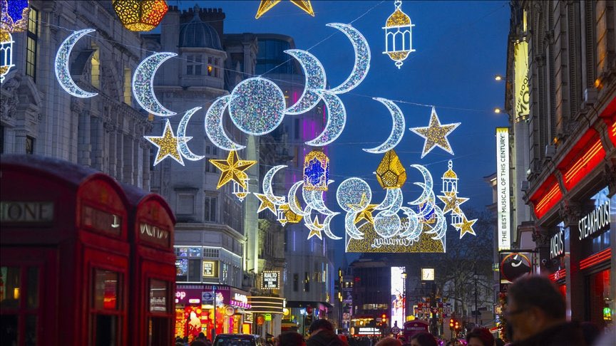 ingiltereyorum's tweet photo. Londra’nın ünlü Piccadilly Caddesi tarihte ilk kez ışıklı Ramazan mahyalarıyla süslendi. https://t.co/SgWLvDq7sZ