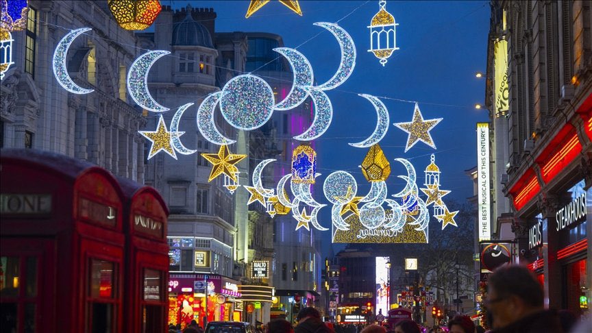 Londra’nın ünlü Piccadilly Caddesi tarihte ilk kez ışıklı Ramazan mahyalarıyla süslendi.