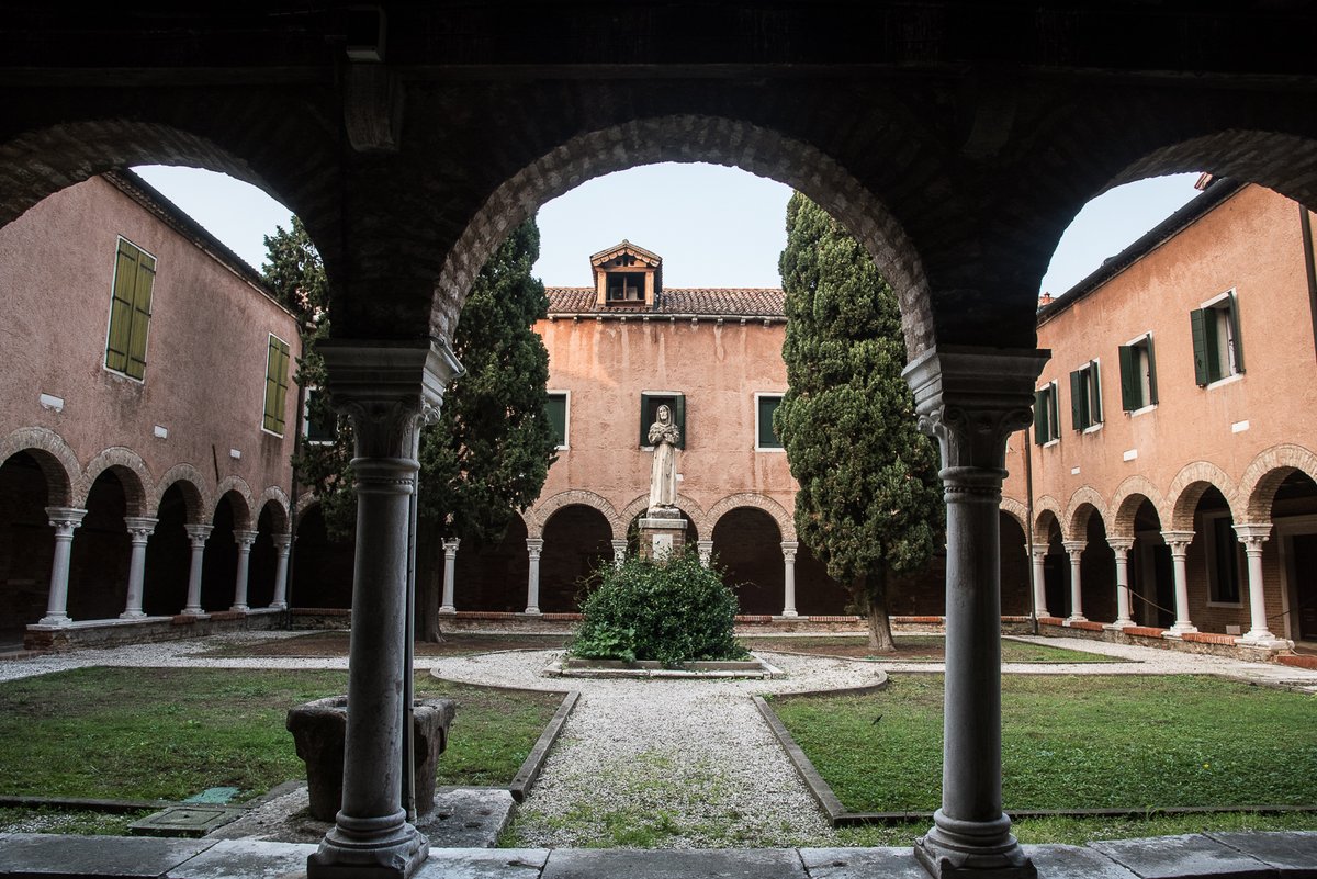 EnjoyRespectVe's tweet photo. Scopri le #visiteguidate alla #biblioteca custodita nel complesso conventuale di #SanFrancescodellaVigna nel sestiere di #Castello.
Un patrimonio librario con decine di migliaia di #volumi, alcuni provenienti da #antichi #conventi francescani.
#info https://t.co/xhEvXh5zIr https://t.co/5w5yTrWj6T