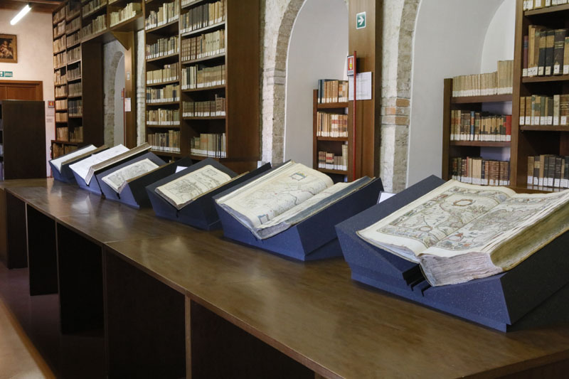 EnjoyRespectVe's tweet photo. Scopri le #visiteguidate alla #biblioteca custodita nel complesso conventuale di #SanFrancescodellaVigna nel sestiere di #Castello.
Un patrimonio librario con decine di migliaia di #volumi, alcuni provenienti da #antichi #conventi francescani.
#info https://t.co/xhEvXh5zIr https://t.co/5w5yTrWj6T