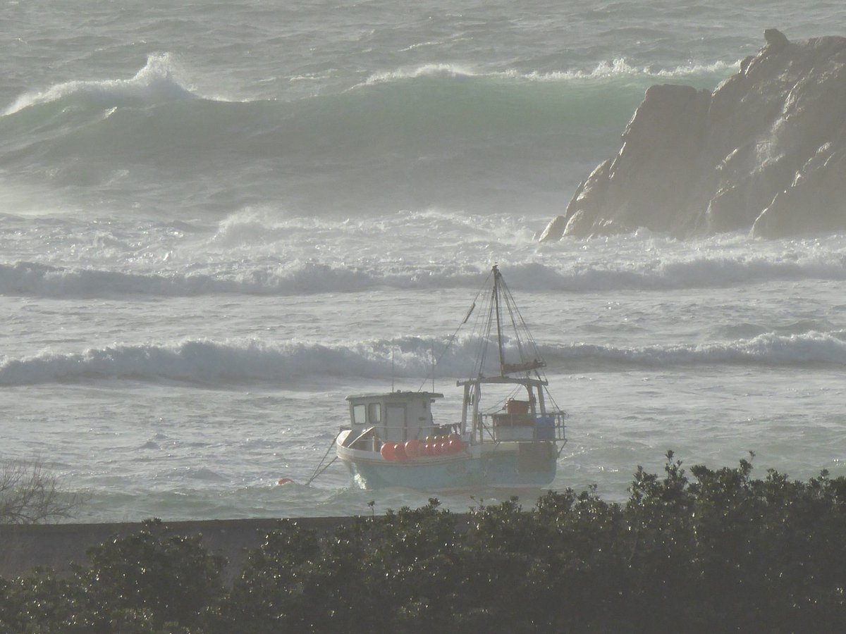 bulbshop's tweet photo. #workingboat anxious time at the top of the tide #scilly https://t.co/T0i6xnC7S0