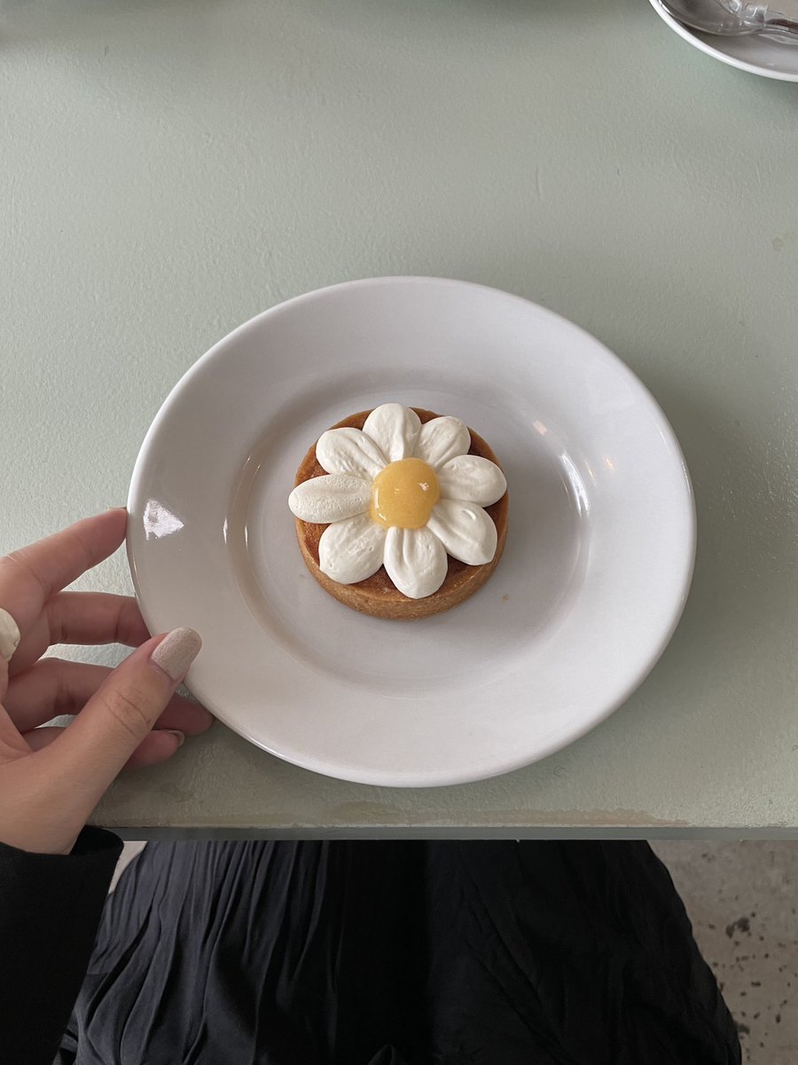 ____mayu21____'s tweet photo. 目黒駅から徒歩2分ぐらいにある「PARLOR NOON」期間限定のマーガレットレモンタルト🍋ほどよい酸味と中にはレモンの果肉が入ってて美味しかったし、見た目の可愛いさには惚れました🌼ウィンナーコーヒーも上のクリームが甘くておすすめです！ https://t.co/CxBIlxkA9P