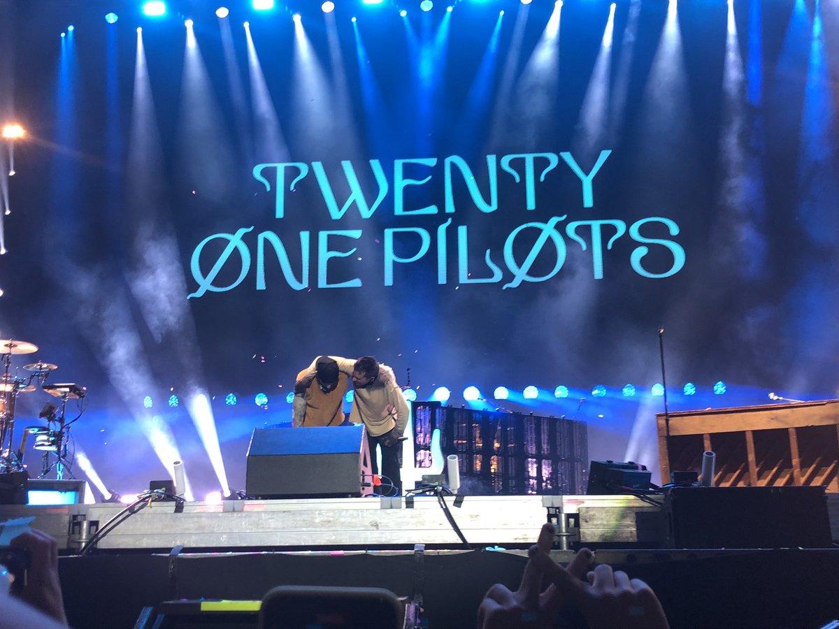 ohmrtrench's tweet photo. you most probably sleeping right now, but i want to tell you today was my frost show and wanna believe that you saw me (i’m very tight) 
you rock tonight, thank you 🥹❤️ @joshuadun https://t.co/u5C1gzcMHF