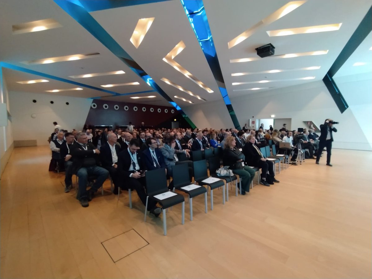 comofimaa's tweet photo. Grazie a tutti per l’enorme partecipazione ed interesse alla presentazione del Borsino immobiliare di Como e provincia 2023 #fimaacomo #fimaa #confcommerciocomo https://t.co/LmJsPMW1TF