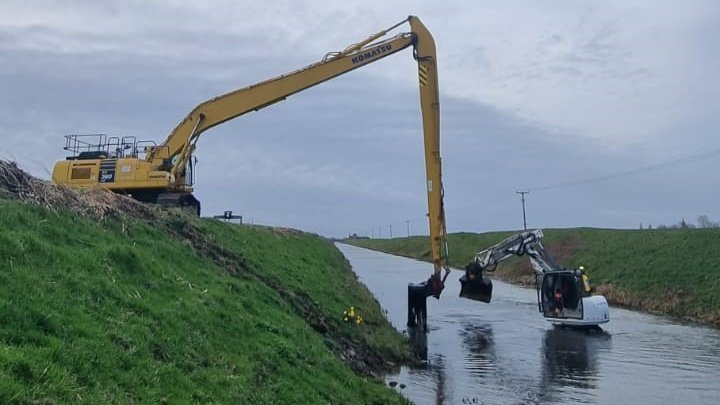 wmplanthire's tweet image. #teamworkmakesthedreamwork 
Working together our Komatsu 22m long reach &amp;amp; Batemag Spider are making light work of this weed removal on the South Forty Foot Drain.  
#longreach #spider #teamwork #watercourse #Maintenance 
@BlackSluiceIDB @ADA_updates @dbsdigger @diggerbob96