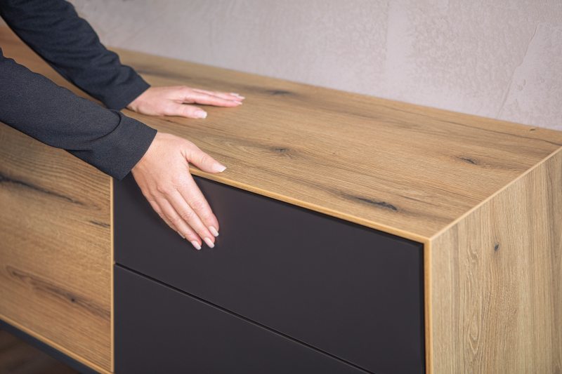 fachmedien's tweet image. Mit der hochresistenten Anti-Fingerprint-Oberfläche »Optimatt« hat Kaindl jetzt ein besonders praktisches Dekor entwickelt. #Kaindl #Optimatt #AntiFingerprint #Dekore #Hygiene

holz.kuhn-fachmedien.de/anti-fingerpri…