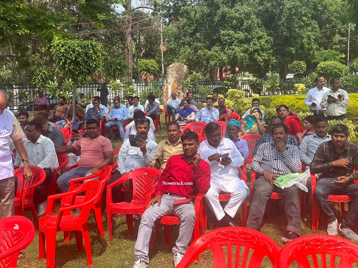 newstrackmedia's tweet image. उत्तर प्रदेश स्थानीय निकाय महासंघ के बिजली कर्मचारियों के समर्थन में डीएम आवास के सामने दिया धरना।

#uppclstrike #uppcl @UPPCLLKO @AdminLKO