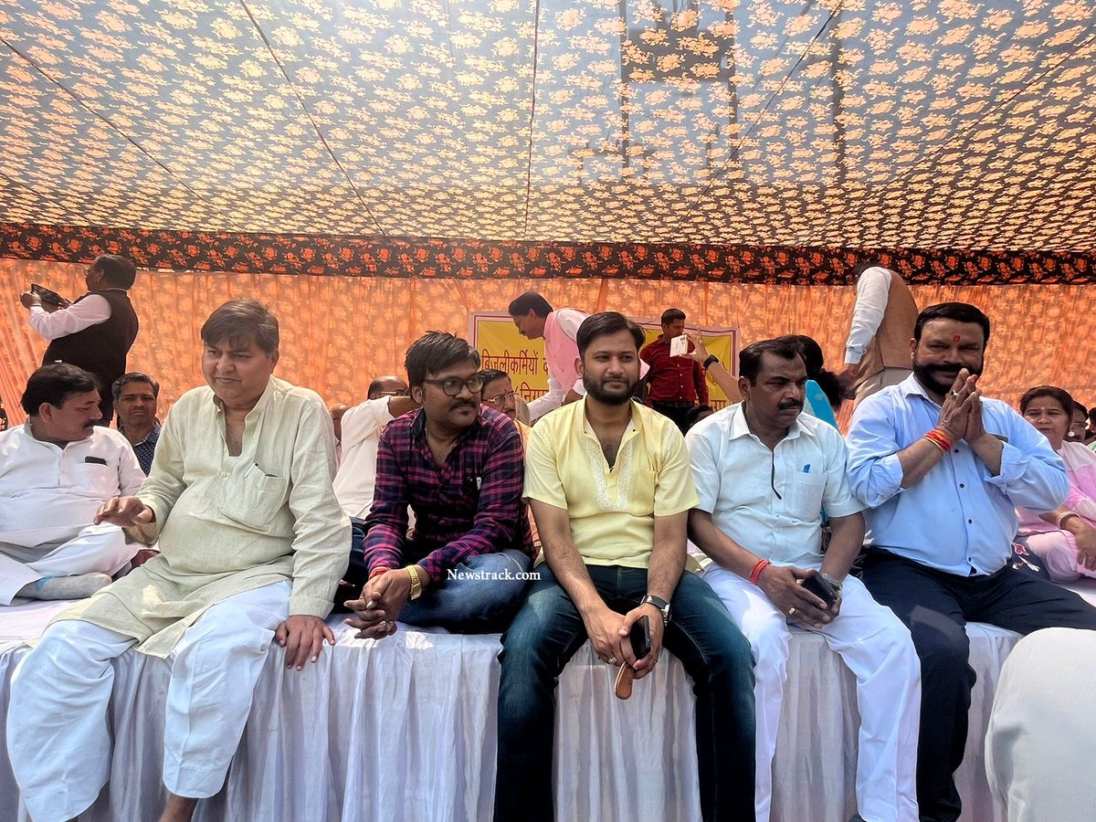 newstrackmedia's tweet image. उत्तर प्रदेश स्थानीय निकाय महासंघ के बिजली कर्मचारियों के समर्थन में डीएम आवास के सामने दिया धरना।

#uppclstrike #uppcl @UPPCLLKO @AdminLKO