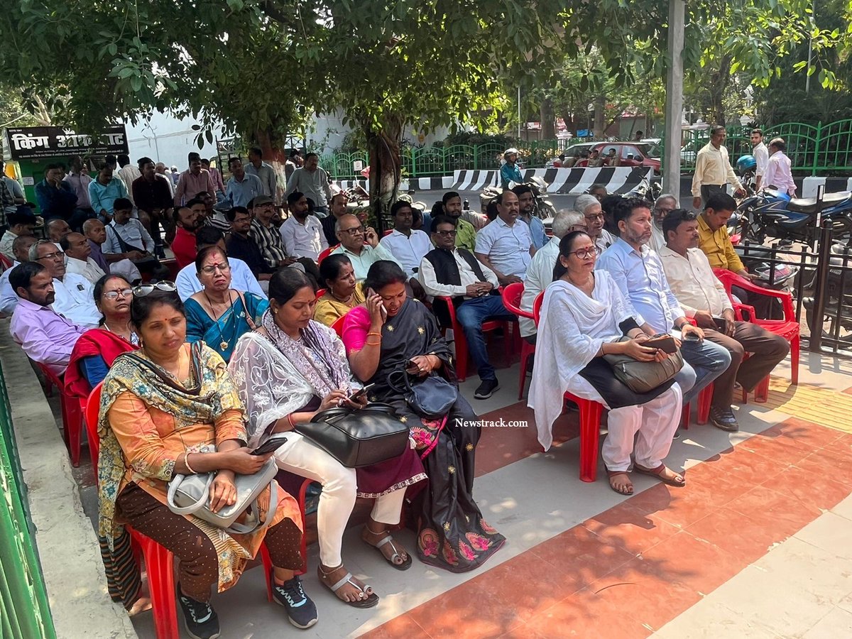 newstrackmedia's tweet image. उत्तर प्रदेश स्थानीय निकाय महासंघ के बिजली कर्मचारियों के समर्थन में डीएम आवास के सामने दिया धरना।

#uppclstrike #uppcl @UPPCLLKO @AdminLKO