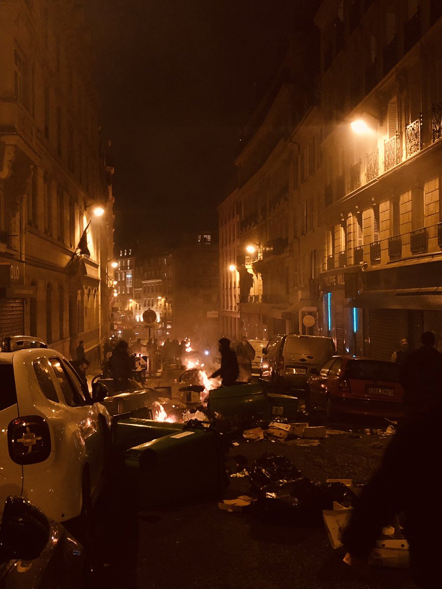 903 feux ont été recensés cette nuit dans les rues de Paris annonce Gérald Darmanin #greve23mars #Revolution #greve24mars #manif23mars #revolution2023 #Manifestation