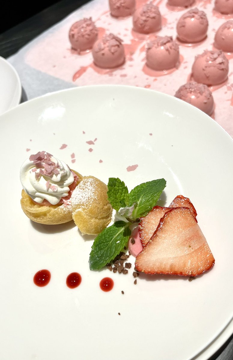 septyglass's tweet photo. 本日のお通し
『桜のシュークリーム』です。
桜とホワイトチョコレートのムースもあります。
本日も19時オープンです。
よろしくお願いします。
#セプティグラス https://t.co/5jX3zllJd7