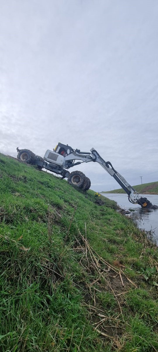 #teamworkmakesthedreamwork Working together our Komatsu 22m long reach & Batemag Spider are making light work of this weed removal on the South Forty Foot Drain. #longreach #spider #teamwork #watercourse #Maintenance @BlackSluiceIDB @ADA_updates @dbsdigger @diggerbob96