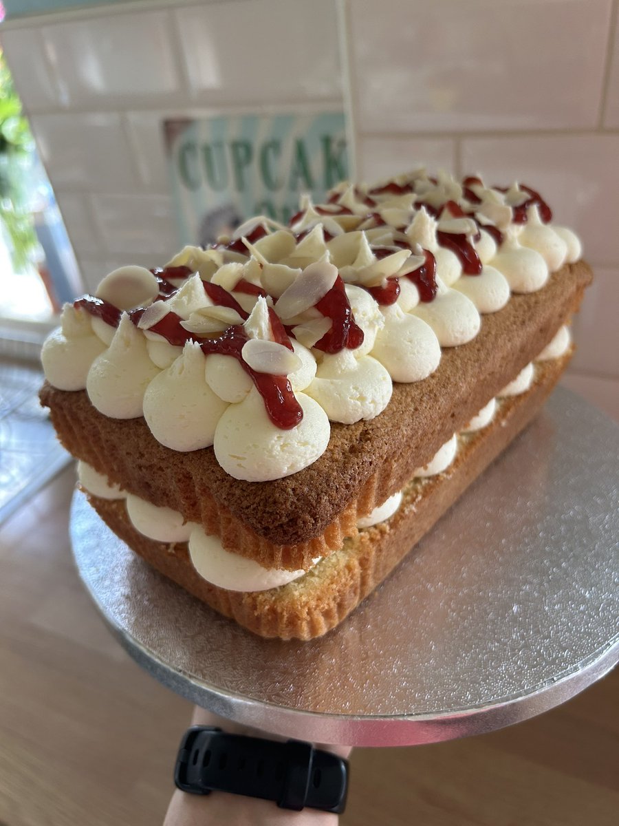saddleworthbake's tweet photo. Good Morning from me &amp; this gluten free raspberry bakewell loaf cake!😋 #goodmorning #loafcake #raspberrybakewell #glutenfree #gf #gfbaking #saddleworth #oldham #baking https://t.co/Fa6Ksmgum7