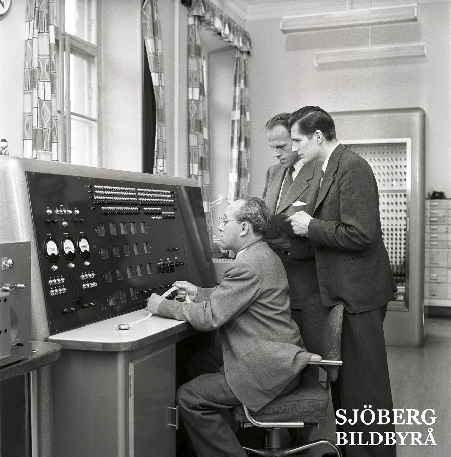 Sjobergbild's tweet image. Erik Stemme, Gunnar Stenudd och Bert Bolin, räknade väder åt SMHI. 
Ett projekt som ledde fram till världens första operationella numeriska väderleksprognos, vilken beräknades den 24 mars 1954 med hjälp av datorn BESK.

#dagensdatum #dator #teknik #Sverige #smhi Foto S&amp;amp;L 1953