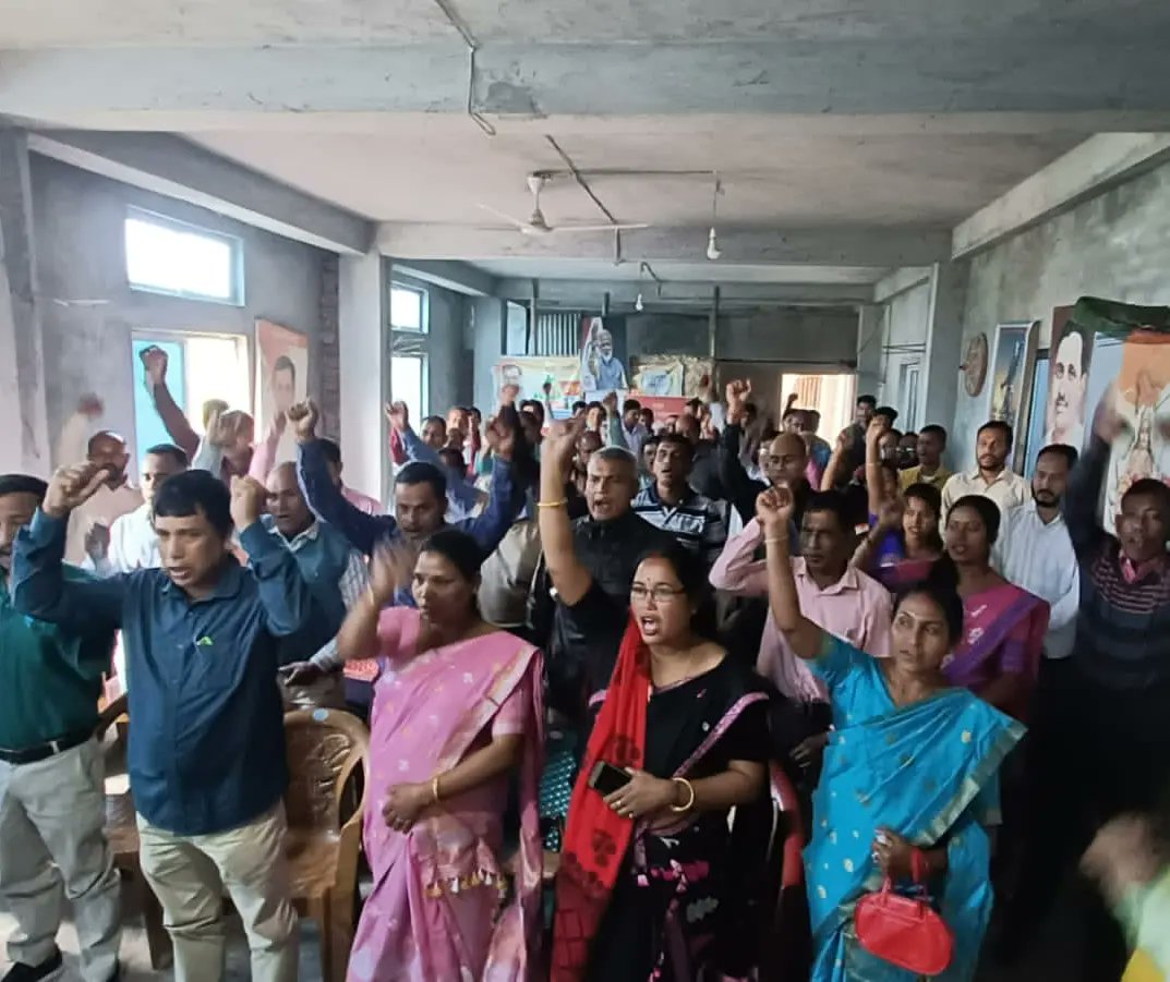 mriganka_dr's tweet photo. One of those prog.s for Booth strengthening is HPM's @narendramodi 's #maankibaat .To facilitate that distributed #radio among our booth Presidents of #tihu Mandal under #barama LAC, with HGS(O) @PhanindranathS3 .Thx HSP @Bhabesh_KalitaR ..  @BJP4NALBARI @BJP4India @BJP4Assam https://t.co/1rKY9not8q