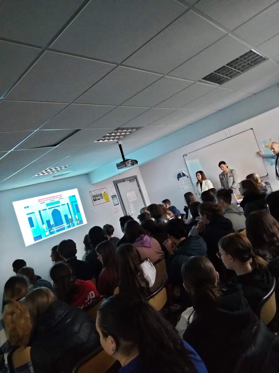 ClarissePerquin's tweet image. Dans le cadre de la #SemaineEducFi , intervention ce matin de @banquedefrance  auprès des fleuves des filières #MRC et #MCV.

#épargne 
#budget
#écodroit