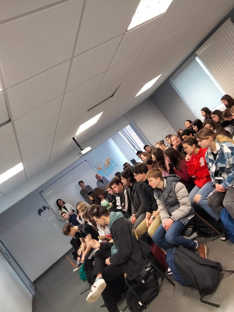 ClarissePerquin's tweet image. Dans le cadre de la #SemaineEducFi , intervention ce matin de @banquedefrance  auprès des fleuves des filières #MRC et #MCV.

#épargne 
#budget
#écodroit