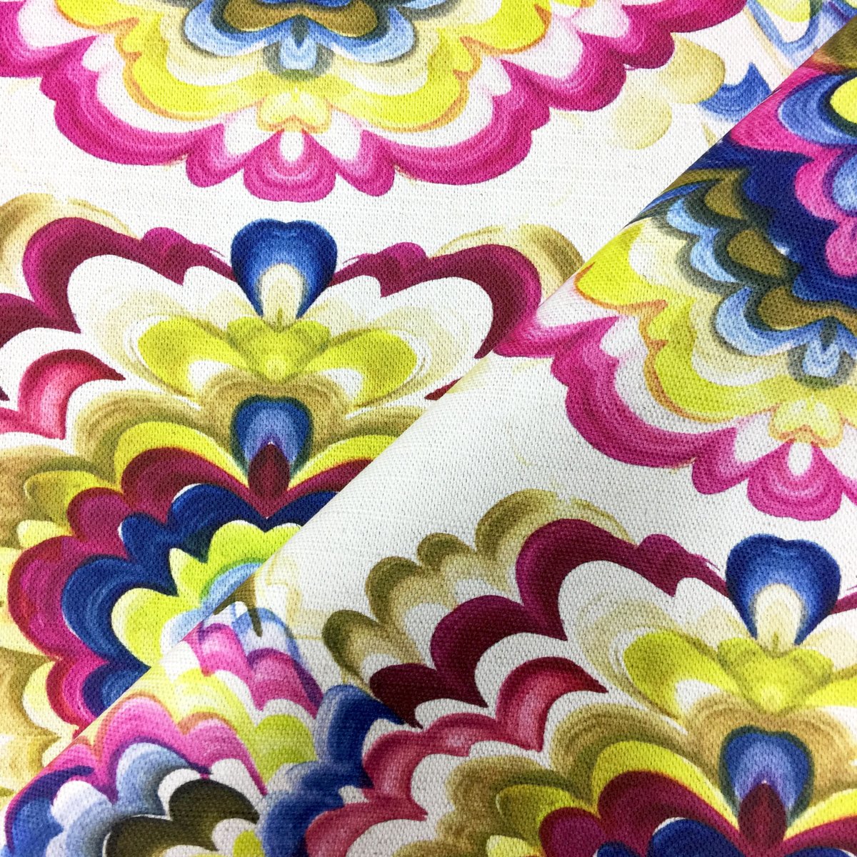 prinfab's tweet image. ✨ This painterly pattern works perfectly in the 'Mirror Horizontal' repeat. The complementary colours and brush stroke textures have created a truly eye-catching outcome on our Natural Luxury Linen 228gsm. Thank you Kate for letting us share a photo. 🦋

#patternart #fabric #art