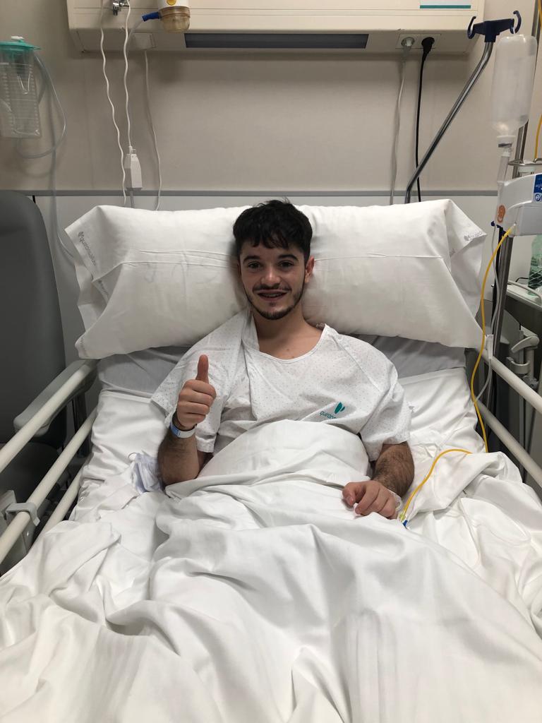 FutSalRFEF's tweet photo. En el primer partido de la temporada, Marcos Saya, jugador del @cdrivasfutsal, sufrió una grave lesión en su rodilla derecha 🩹🏥. 

Tras la operación, ha trabajado muy duro 💪 para volver a la pista con sus compañeros. Y ya está muy cerca...🔜

👉  https://t.co/QOGUqtskO6 https://t.co/YbKqhlnkoY