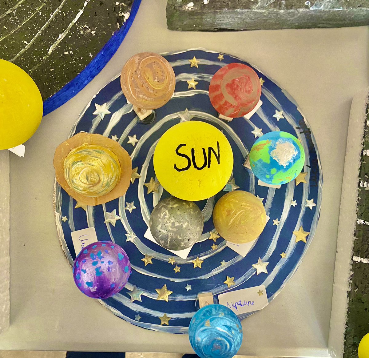 LaGoletaColegio's tweet photo. #Science 🌍
Los alumnos de 1º de #PrimariaGoleta trabajan el sistema solar con la realización de planetarios construidos con diferentes materiales reutilizados. Que mejor manera de aprender ciencia cuidando el entorno‼️
#SomosLaGoleta💙
@cevhcsur https://t.co/YWw5k9F1fH