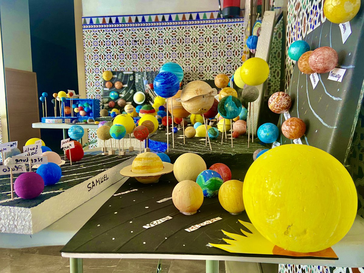 LaGoletaColegio's tweet photo. #Science 🌍
Los alumnos de 1º de #PrimariaGoleta trabajan el sistema solar con la realización de planetarios construidos con diferentes materiales reutilizados. Que mejor manera de aprender ciencia cuidando el entorno‼️
#SomosLaGoleta💙
@cevhcsur https://t.co/YWw5k9F1fH