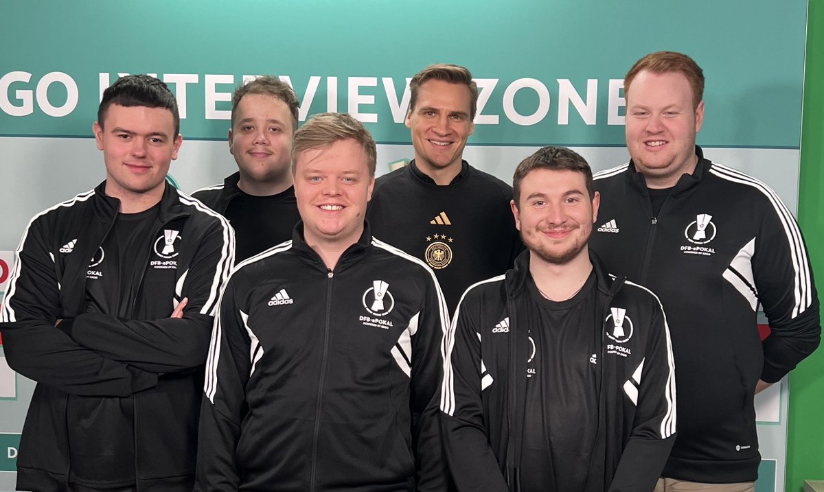 Schon gewusst? ⚽️

Es gibt mehr Offline-Events für den @DFB_eFootball ePokal! 🏆🔥

Next: 
Die Hauptrunden finden in Osnabrück statt (2. Runde am 26. April) und das Viertelfinale in Frankfurt (save-the-date: 16. Juni).  

Viel ❤️ für unser großartiges Projektteam! 🙏