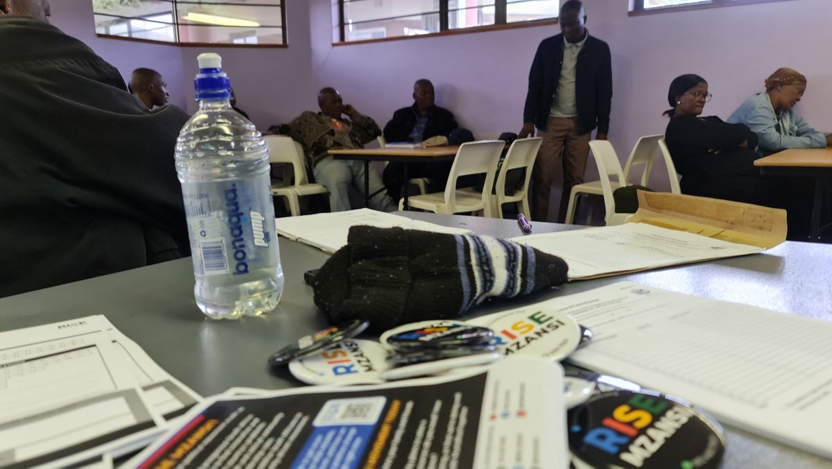 Makashule's tweet photo. We are in session in Mdantsane. We are introducing @Rise_Mzansi to the community. Building an organization is never easy, but very necessary.
#RiseMzansi
#ReasonToRise
#RiseTogether https://t.co/S3eUwYGSZR