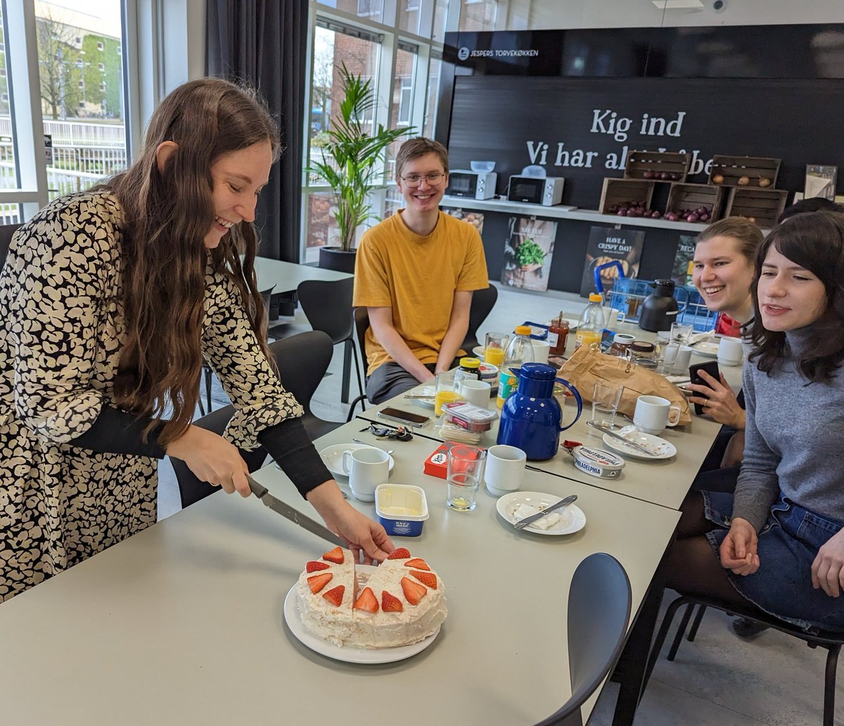 BjornPPedersen's tweet photo. Gender reveal cake from @kellymayfrain at weekly breakfast at BPlab. 🥳😊

@MolBiolAU https://t.co/j0ICt48SSe