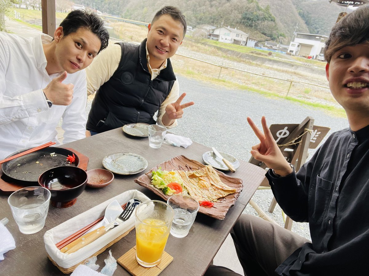 Ryyyyu03's tweet photo. 本日は土屋本社にお伺いしました！
業界トップ👑を独走する会社幹部の方達と意見交換できて最高です！
本社事務の方も良い方達で感動しました😭
高浜社長の本も頂き、お昼も一緒してくれて帰りも送ってくれる神みたいな方達でした、、😳
重訪盛り上げていきます🔥

#重度訪問介護
#ホームケア土屋 https://t.co/ncV9hq15hg