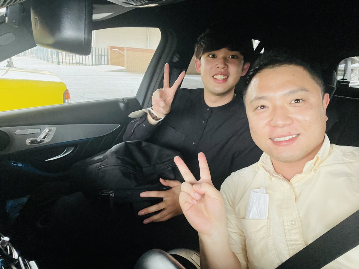 Ryyyyu03's tweet photo. 本日は土屋本社にお伺いしました！
業界トップ👑を独走する会社幹部の方達と意見交換できて最高です！
本社事務の方も良い方達で感動しました😭
高浜社長の本も頂き、お昼も一緒してくれて帰りも送ってくれる神みたいな方達でした、、😳
重訪盛り上げていきます🔥

#重度訪問介護
#ホームケア土屋 https://t.co/ncV9hq15hg