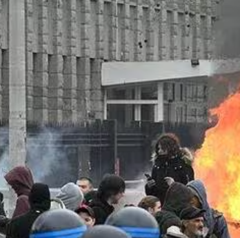 MottaAlessio1's tweet photo. [Thread] 1-
POURQUOI LA VIOLENCE EST HELAS DEVENUE LA CLE DE LA REUSSITE DU MOUVEMENT SOCIAL

On explique souvent l’échec ou la réussite d’un mouvement social par des causes structurelles. Mais cela tient parfois aussi à des détails, des contingences, des stratégies ou... https://t.co/NcoS3Wuijh
