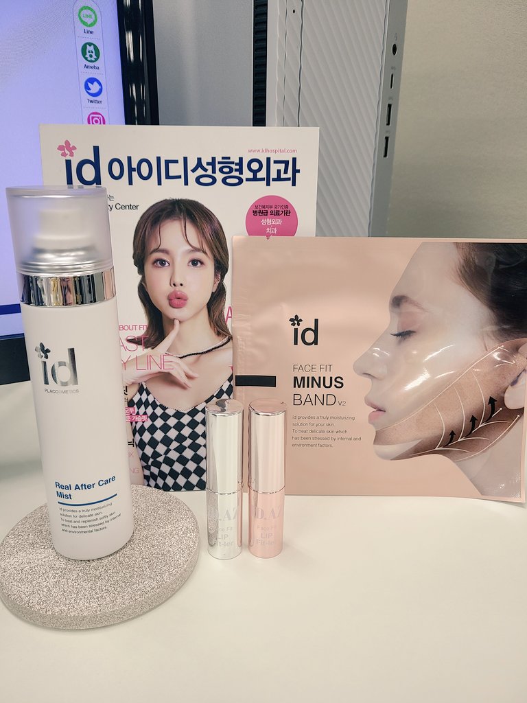 idPLACOSMETICS_'s tweet photo. 私のデスクの上を紹介✨️
#id ばっかりで怖��🤣#ミスト はオイルinだから乾燥防いでくれるし、予定��あるときは #マイナスバンド で #フェイスライン #ケア 😎
唇は #リップフィラー を使って カサつきから #くちびる を守ってます💋
他にもながらケアできる商品をチェック！
https://t.co/3fCwgqa0mW https://t.co/h9kJdIQ7Ey