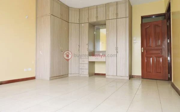 #AbidjanWordConfe4 BEDROOM APARTMENT FOR RENT IN PARKLANDS

-4-bedroom apartment
-4 bedrooms all en-suite with shower cubicles
-Has self-contained dsq
-Spacious living and separate dining area
-Kitchen with ample cabinets

 Rent  100k
Call Miriam on 0700486927 for more details