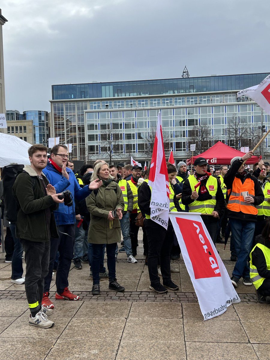 DIELINKELeipzig's tweet photo. #Streik: Wir solidarisieren uns mit den Streikenden im #öffentlichen #Dienst und unterstützen ihre Forderungen nach einer angemessenen #Entlohnung, besseren #Arbeitsbedingungen und mehr #Wertschätzung. Höhere Löhne und eine bessere #Daseinsvorsorge gehen uns alle an! https://t.co/r650xVPeuf