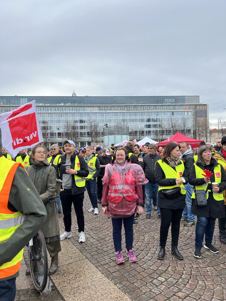 DIELINKELeipzig's tweet photo. #Streik: Wir solidarisieren uns mit den Streikenden im #öffentlichen #Dienst und unterstützen ihre Forderungen nach einer angemessenen #Entlohnung, besseren #Arbeitsbedingungen und mehr #Wertschätzung. Höhere Löhne und eine bessere #Daseinsvorsorge gehen uns alle an! https://t.co/r650xVPeuf