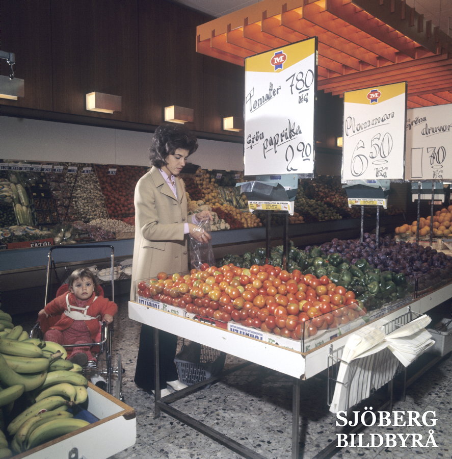 Sjobergbild's tweet photo. Apropå matpriser.
År 1971 kostade kostade en gurka 1.70 kr, paprika från 3.30 till 6.50kr/kg, tomater 7.80kr/kg, vindruvor 1.70kr/kg, isbergssallad 2.70 kr/kg, citroner 75 öre/kg, plommon 6.60kr/kg. En av butikerna är Metro.
#mat #priser #Sverige #butik #perspektiv Foto Conard https://t.co/MiLEA2FN5T