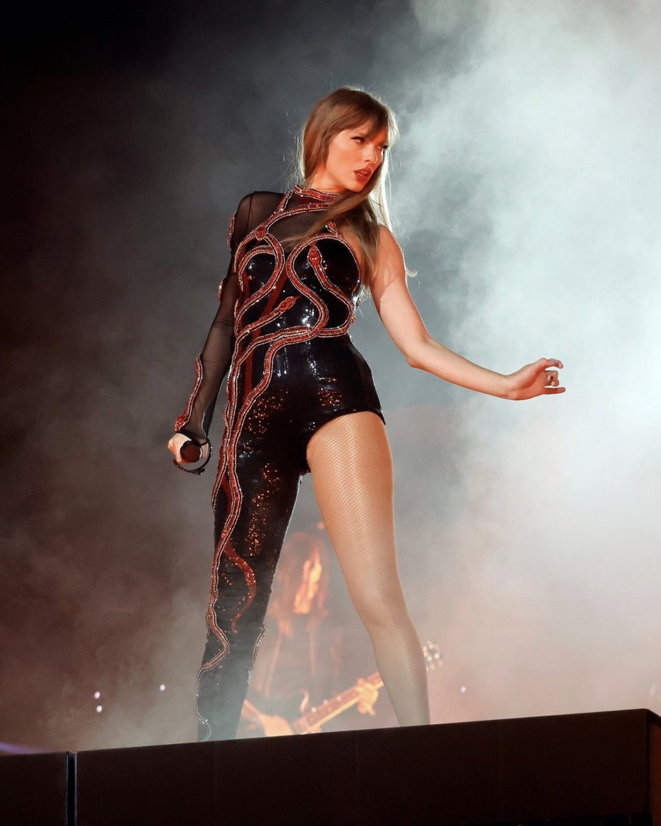 TMlovesRED's tweet photo. In 2 minutes, Taylor Swift went from

this                                      to this https://t.co/fXStwxirW7